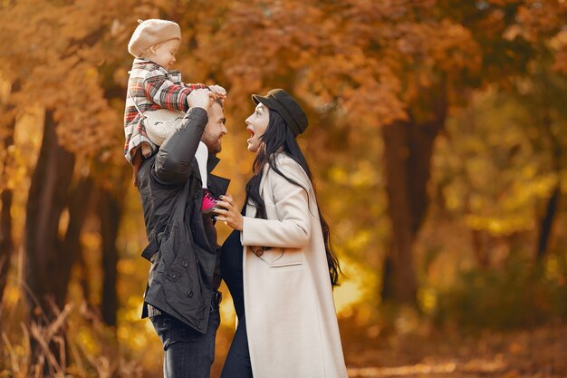 Familia con hija pequeña en un parque de otoño