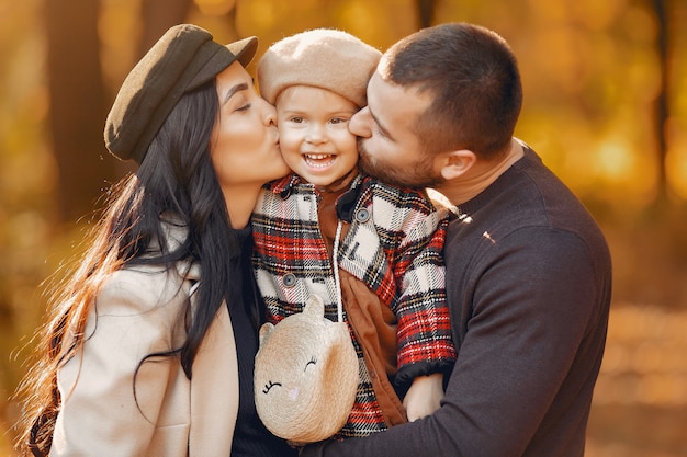 Foto gratuita familia con hija pequeña en un parque de otoño