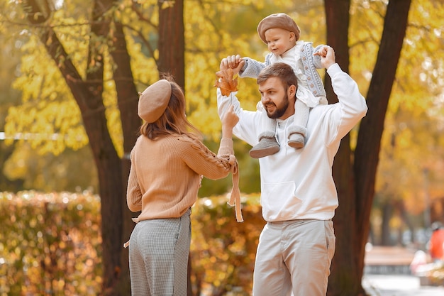 Familia con hija pequeña en un parque de otoño