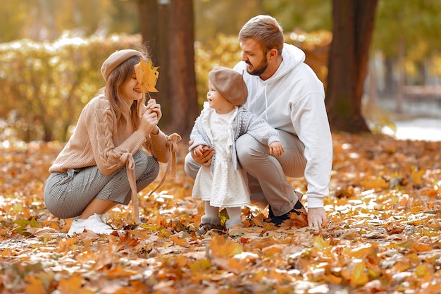 Foto gratuita familia con hija pequeña en un parque de otoño