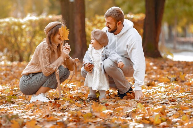 Familia con hija pequeña en un parque de otoño