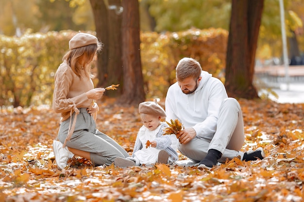 Familia con hija pequeña en un parque de otoño