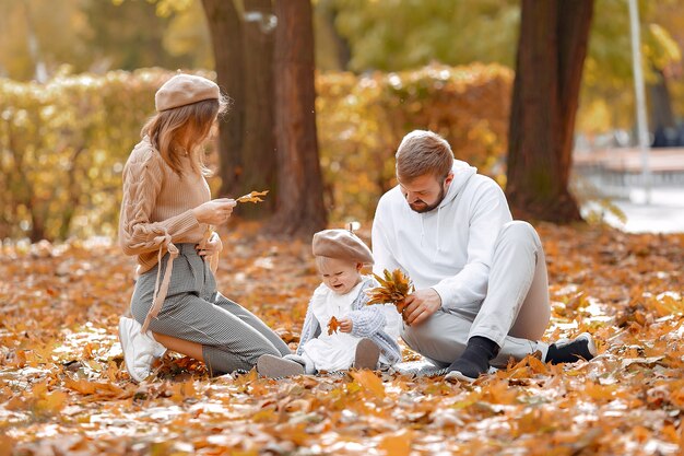 Familia con hija pequeña en un parque de otoño