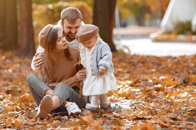 Familia con hija pequeña en un parque de otoño