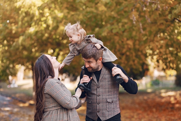 Familia con hija pequeña en un parque de otoño