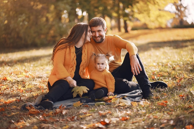 Familia con hija pequeña en un parque de otoño