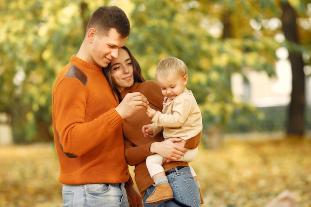 Familia con hija pequeña en un parque de otoño