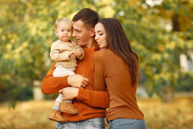 Familia con hija pequeña en un parque de otoño