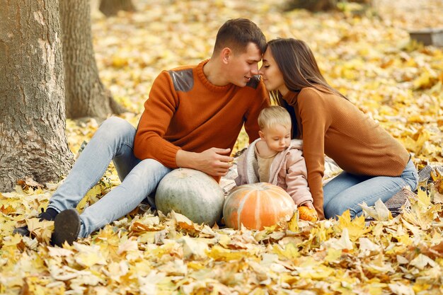 Familia con hija pequeña en un parque de otoño