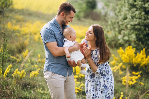 Familia con hija pequeña