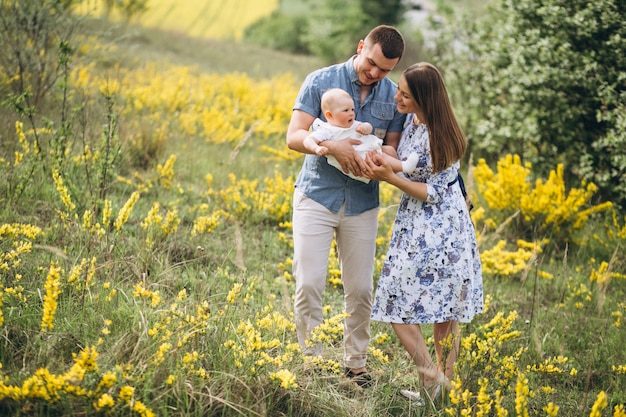 Familia con hija pequeña