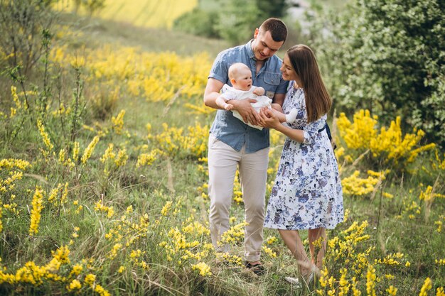 Familia con hija pequeña