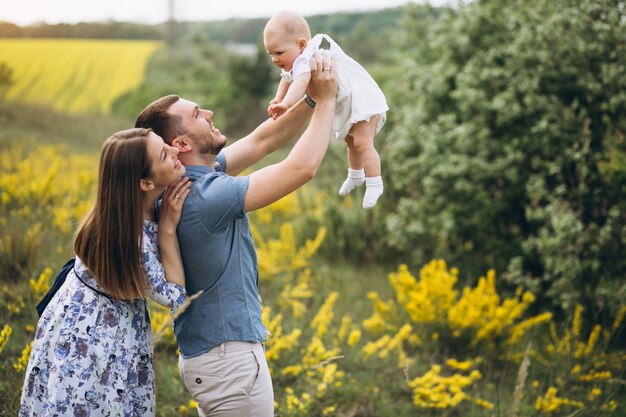 Familia con hija pequeña