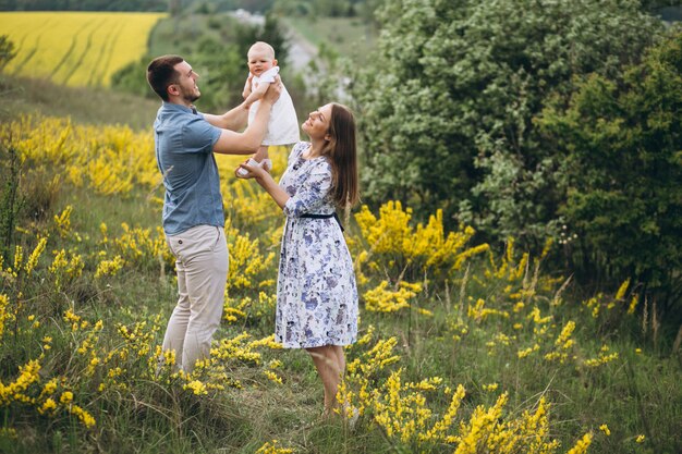 Familia con hija pequeña