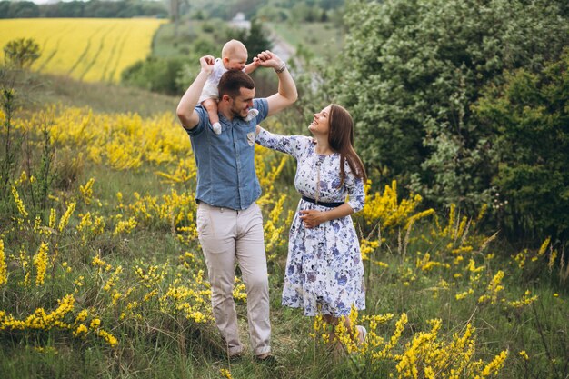 Familia con hija pequeña