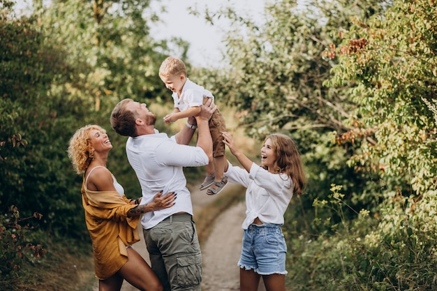 Familia con hijo e hija juntos en el parque