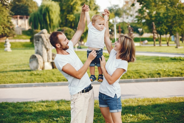 Familia con hijo jugando en un parque de verano