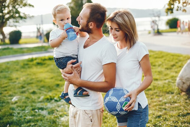 Familia con hijo jugando en un parque de verano