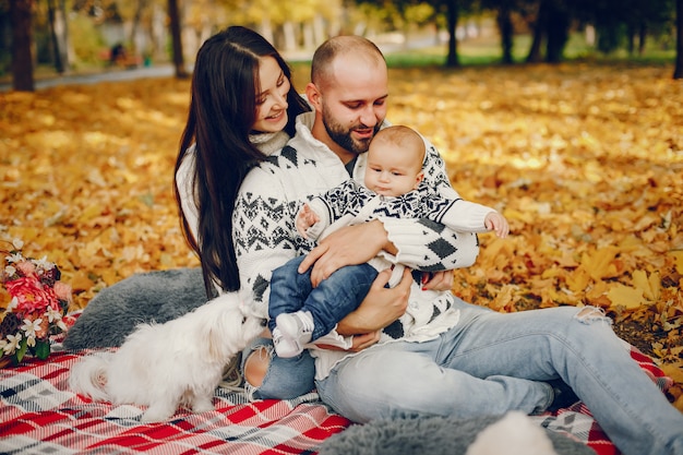 Foto gratuita familia con hijo en un parque de otoño