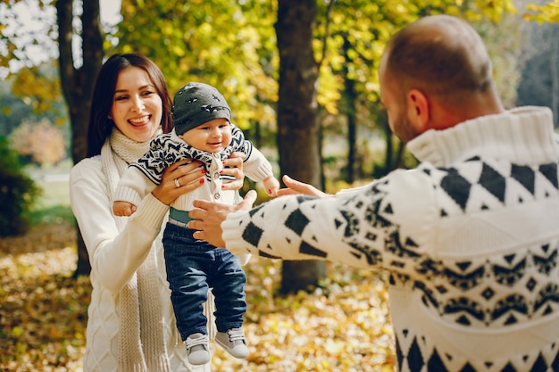 Foto gratuita familia con hijo en un parque de otoño