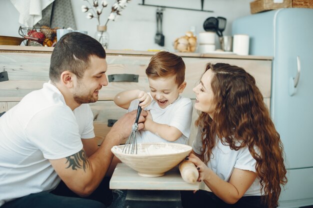 Familia con hijo pequeño en una cocina