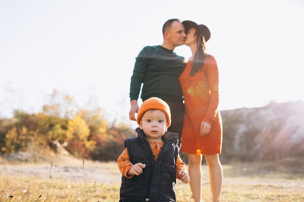 Familia con un hijo pequeño en el parque otoño