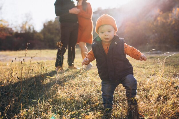 Familia con un hijo pequeño en el parque otoño