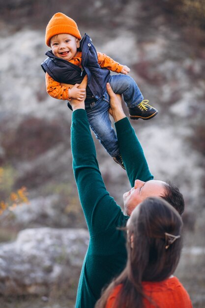 Familia con un hijo pequeño en el parque otoño