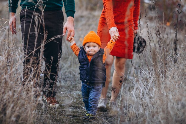 Familia con un hijo pequeño en el parque otoño