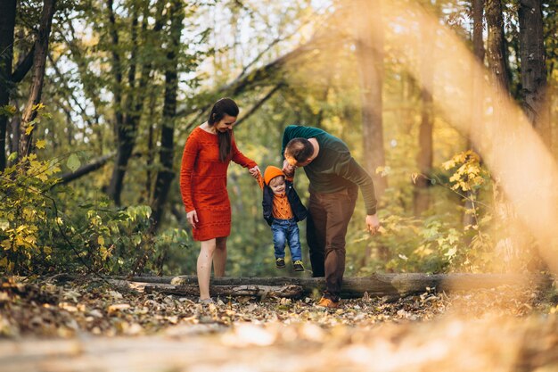 Familia con un hijo pequeño en el parque otoño