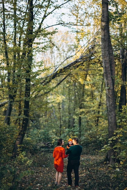 Familia con un hijo pequeño en el parque otoño