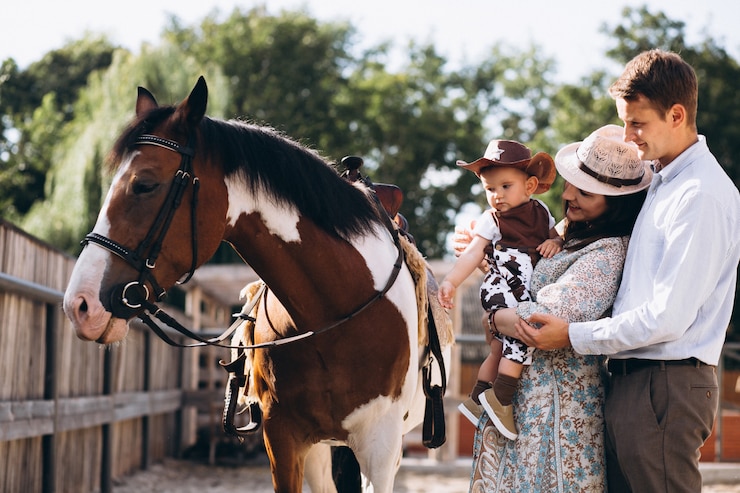 Foto gratuito familia con un hijo pequeño en el rancho