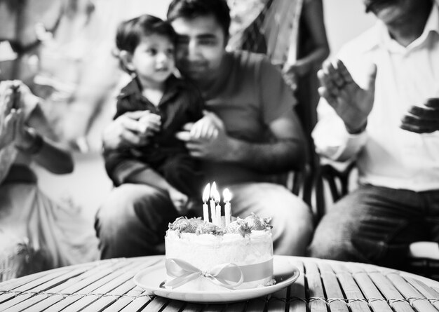 Familia india celebrando una fiesta de cumpleaños
