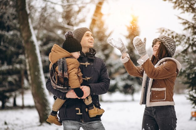 Familia en invierno en vacaciones