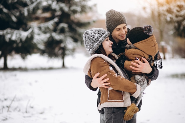 Familia en invierno en vacaciones