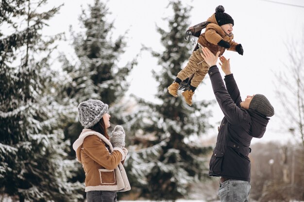 Familia en invierno en vacaciones