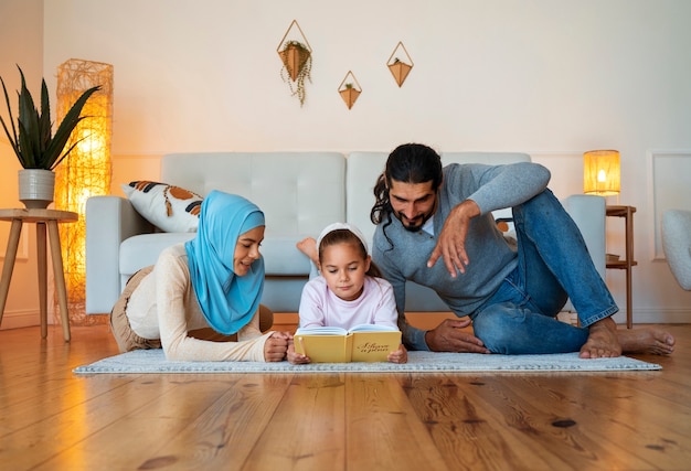 Familia islámica feliz en casa tiro completo