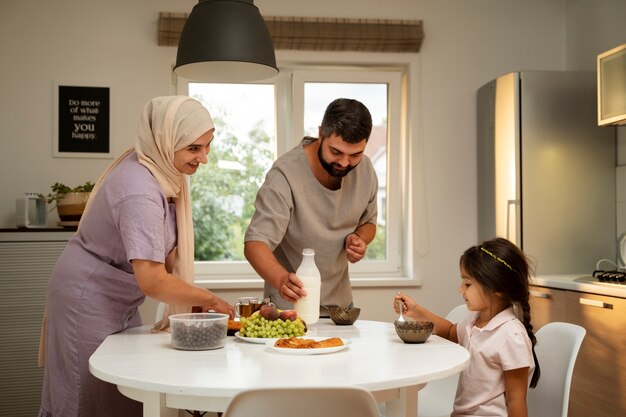 Familia islámica de tiro medio en casa