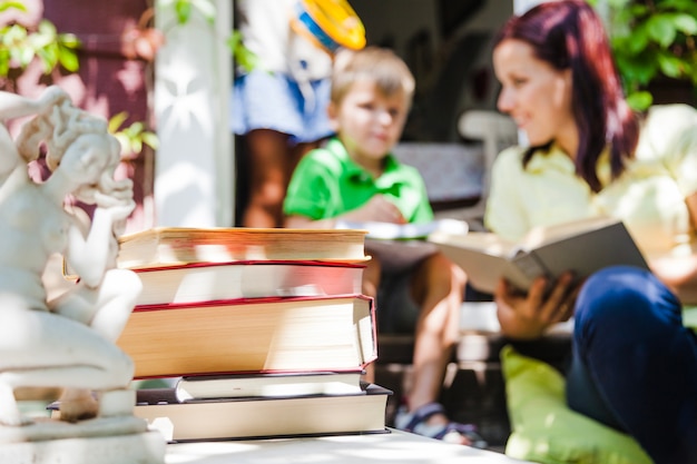 Foto gratuita familia en jardín con libros