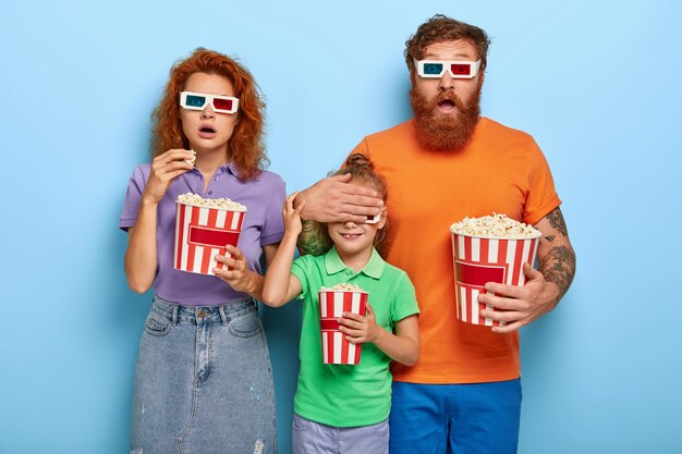 Familia de jengibre asustada posando con palomitas de maíz