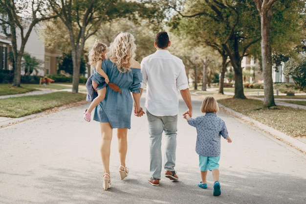 Familia joven en la calle