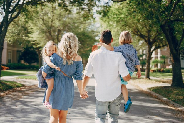 Familia joven en la calle