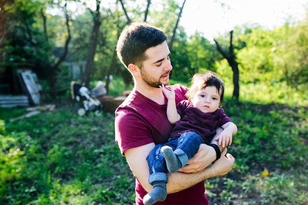 Foto gratuita familia joven en el campo disfrutando de la naturaleza.