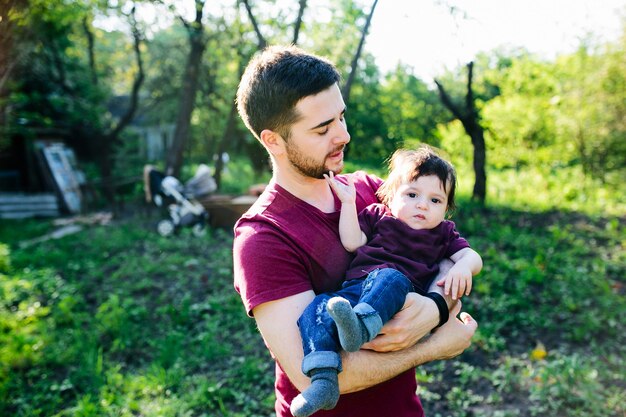 Familia joven en el campo disfrutando de la naturaleza.