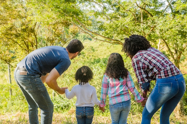 Familia joven en el campo