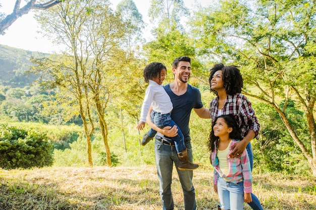 Familia joven en el campo