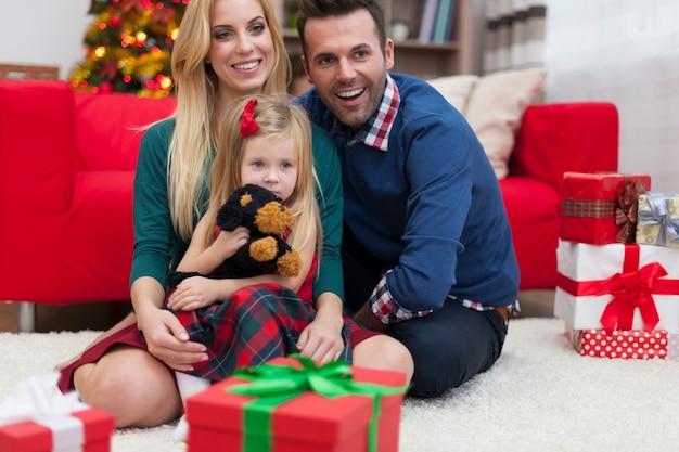 Familia joven celebrando la Navidad juntos