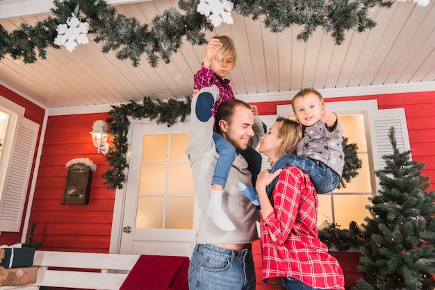 Familia joven celebrando navidad