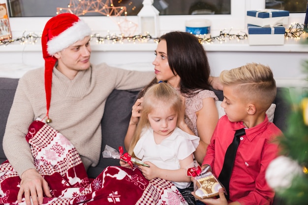 Familia joven celebrando navidad