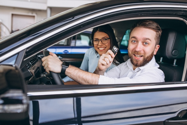 Familia joven comprando un carro